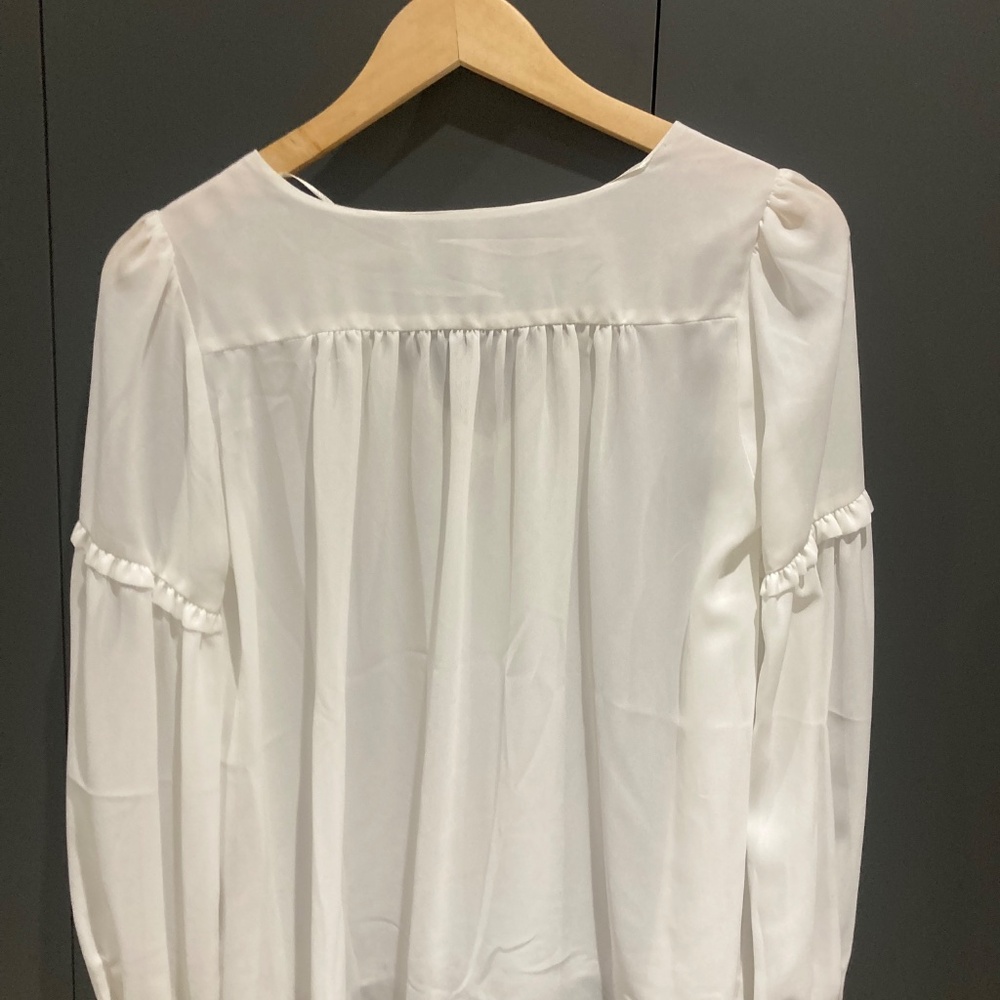 White blouse - Picture 3 of 4